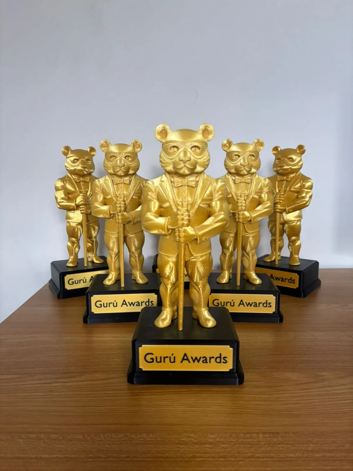 Trofeos corporativos dorados Gurú Awards impresos en 3D en Ciudad de México
