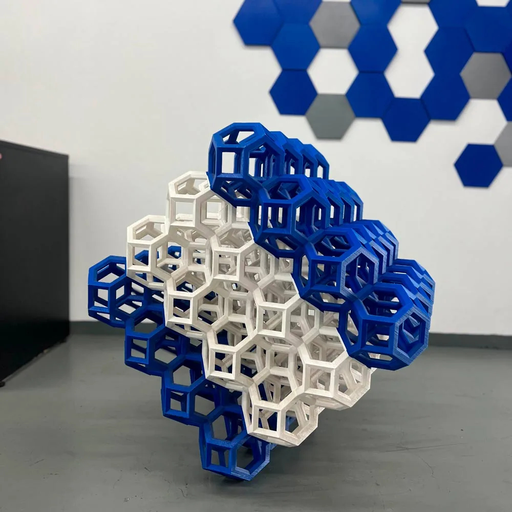 Escultura geométrica de estructura reticular impresa en 3D en azul y blanco en Buenos Aires