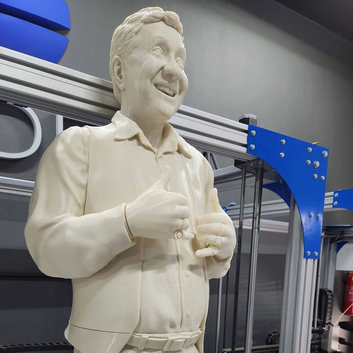 Estatua de figura masculina sonriente impresa en 3D en gran formato en São Paulo