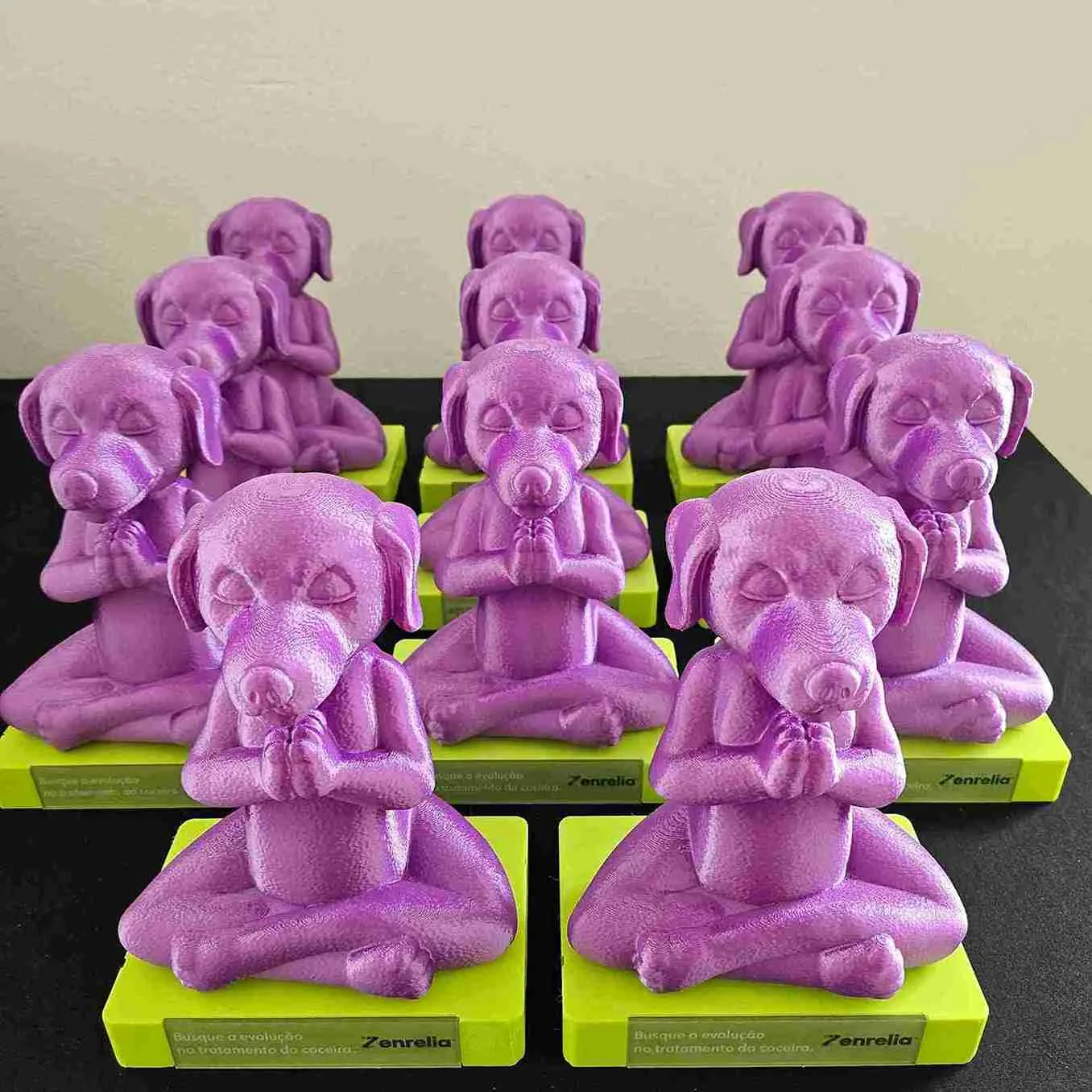 Producción en serie de figuras de perros en color violeta impresas en 3D en São Paulo