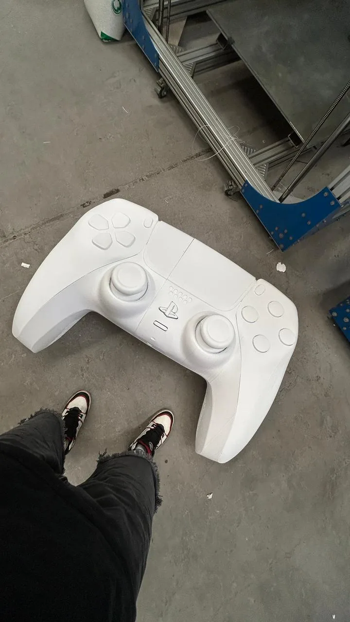 Réplica gigante de mando de videojuegos impresa en 3D en Argentina