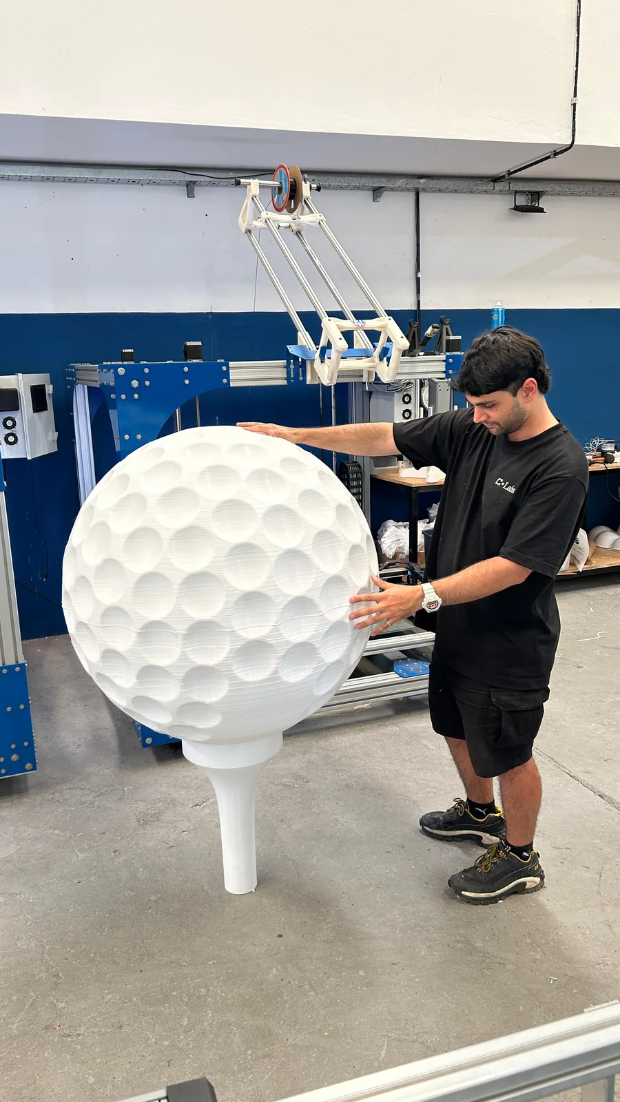 Réplica gigante de pelota de golf sobre tee impresa en 3D en Argentina