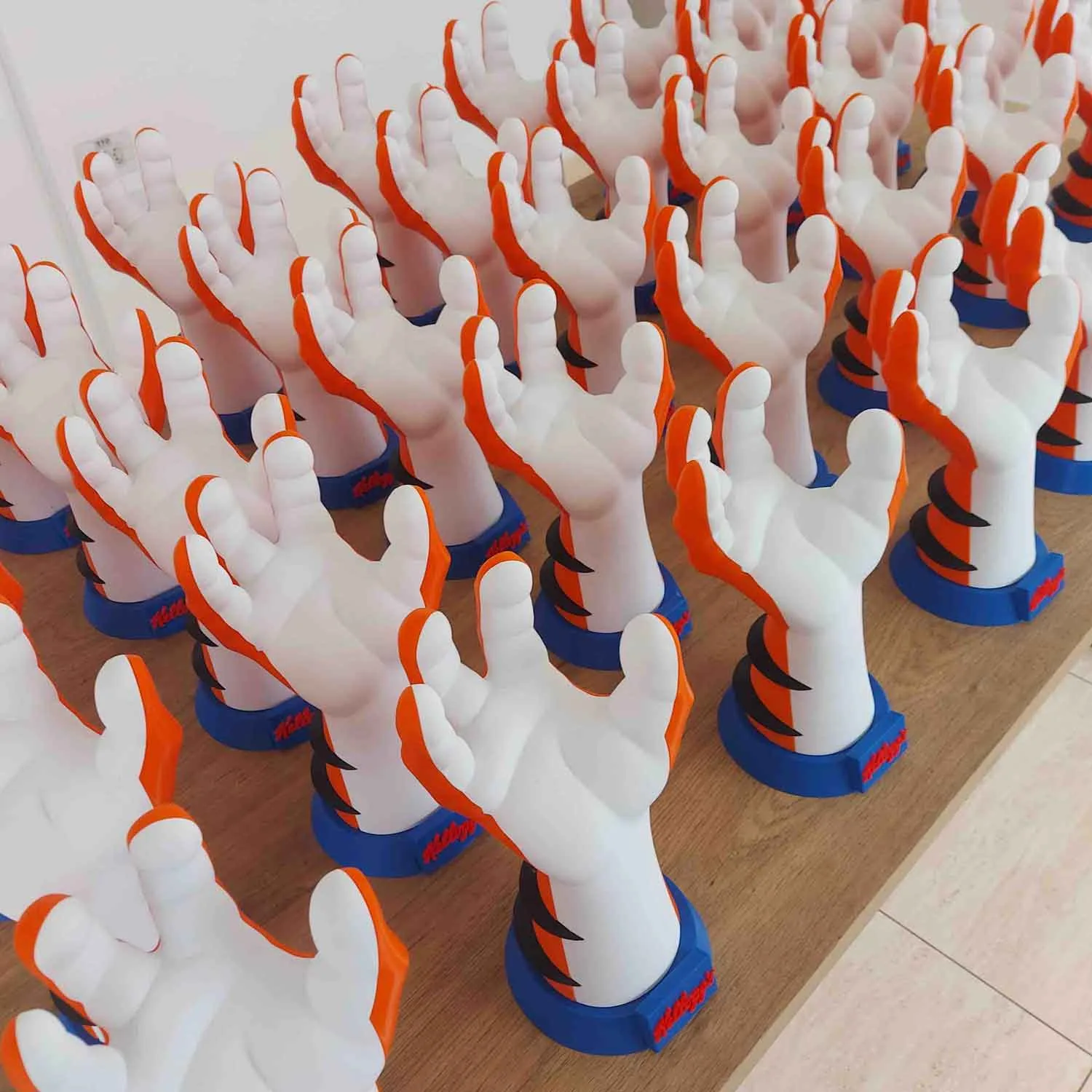 Producción en serie de trofeos con forma de mano y llama impresos en 3D en São Paulo