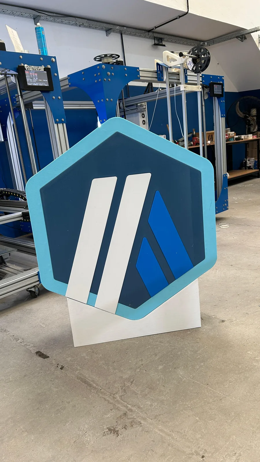 Logo corporativo hexagonal en relieve impreso en 3D para señalética en Buenos Aires