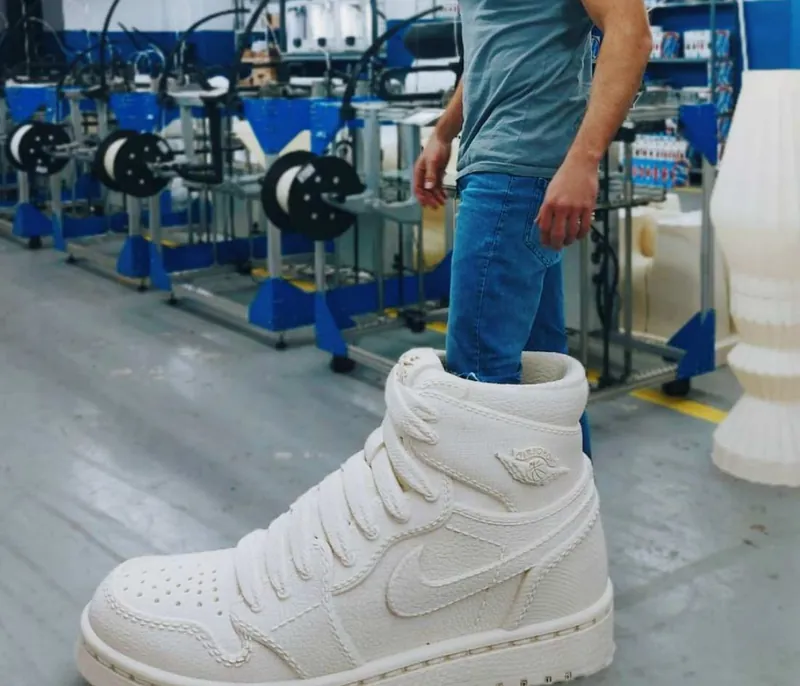 Réplica gigante de zapatilla deportiva impresa en 3D en Buenos Aires