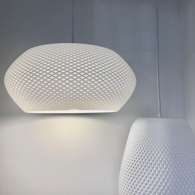 Luminária de design com cúpula vazada impressa em 3D para uso interno.