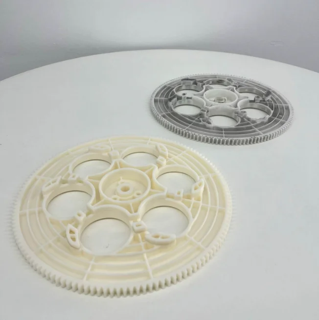 Engrenagem impressa em 3D de grande diâmetro como peça de reposição para manutenção industrial.