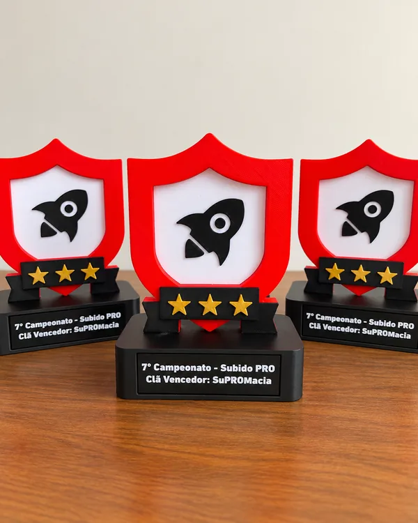 Trofeos corporativos con escudo y cohete impresos en 3D para un campeonato