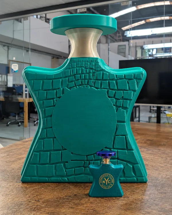Réplica a gran escala de un frasco de perfume impresa en 3D para exhibición