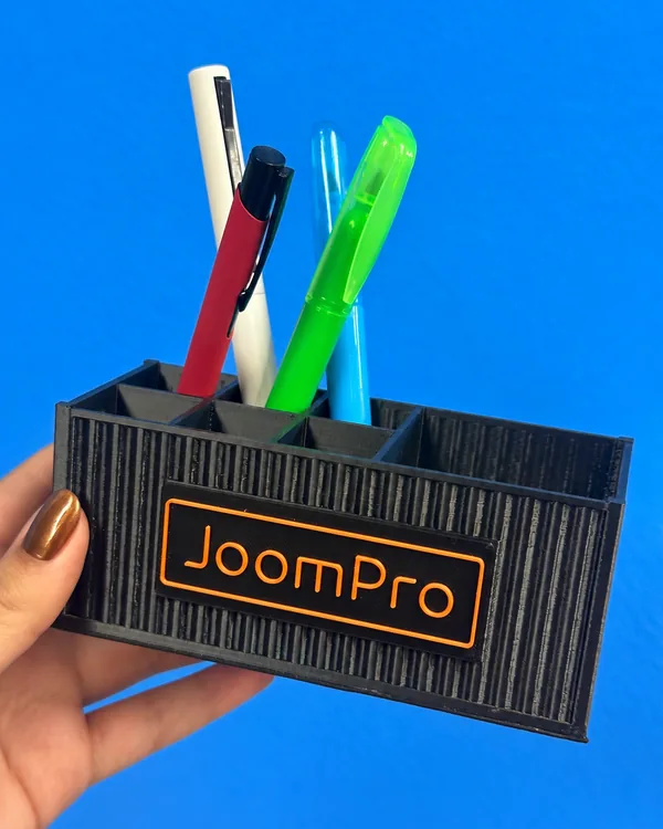 Organizador de escritorio con logo Joom Pro impreso en 3D en dos colores