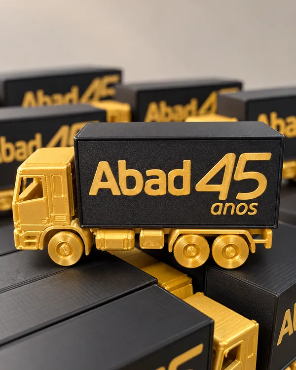 Camiones dorados impresos en 3D como regalo corporativo por los 45 años de Abad