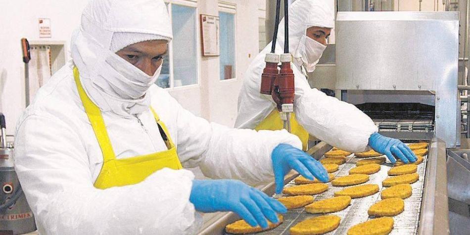 Imagen de dos personas trabajando en la fabrica 