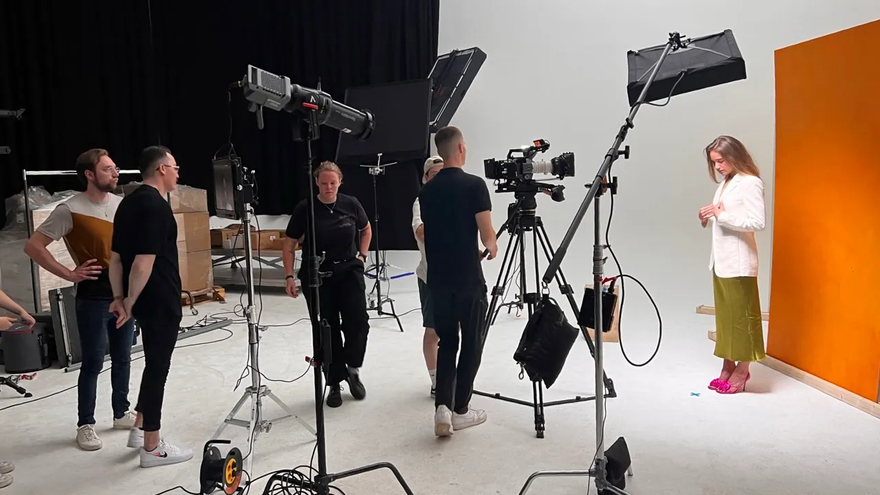 Crew van Film Agency richt de studio in voor een opname