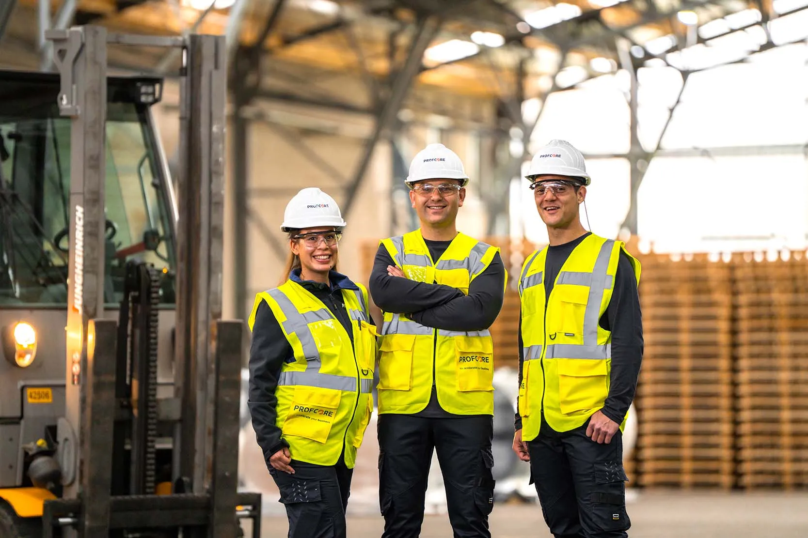 ProfCore medewerker in de productiehal, fotografie uit de content shoot