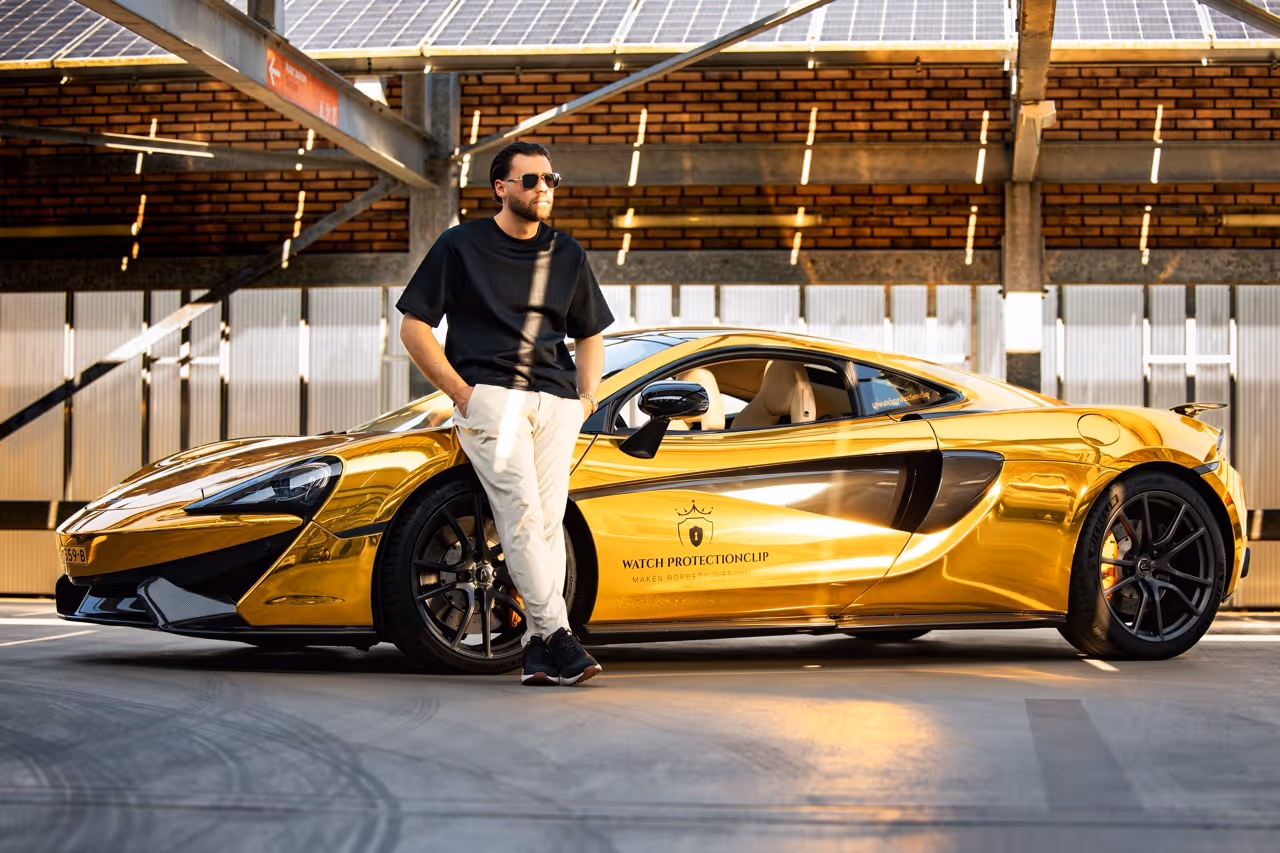 Campagnefotografie van Watch Protection Clip: man bij een gouden sportwagen