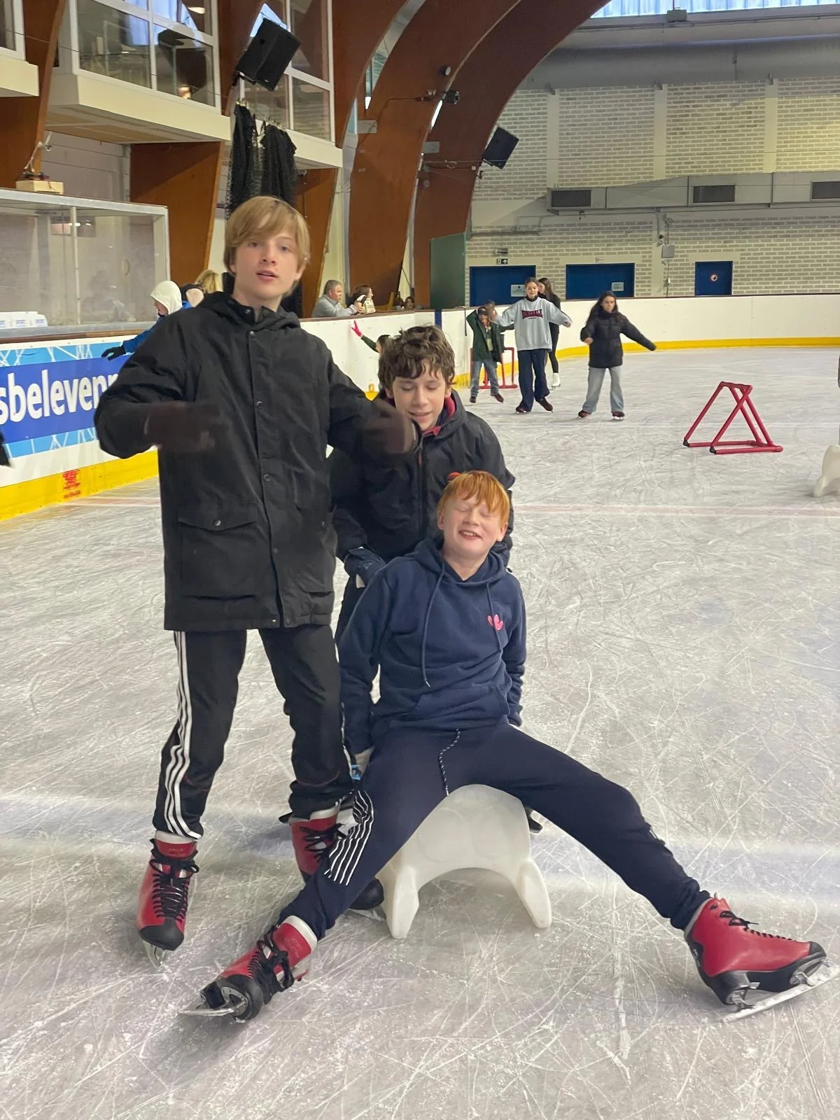 Leerlingen van RC Internaat op de schaatsbaan