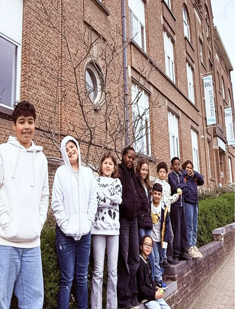 Groep leerlingen van RC Internaat voor het internaatsgebouw