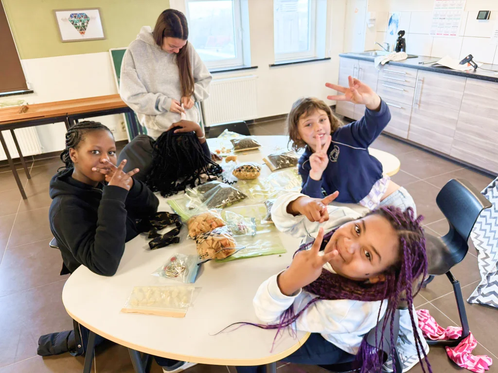 Leerlingen eten samen aan tafel op RC Internaat