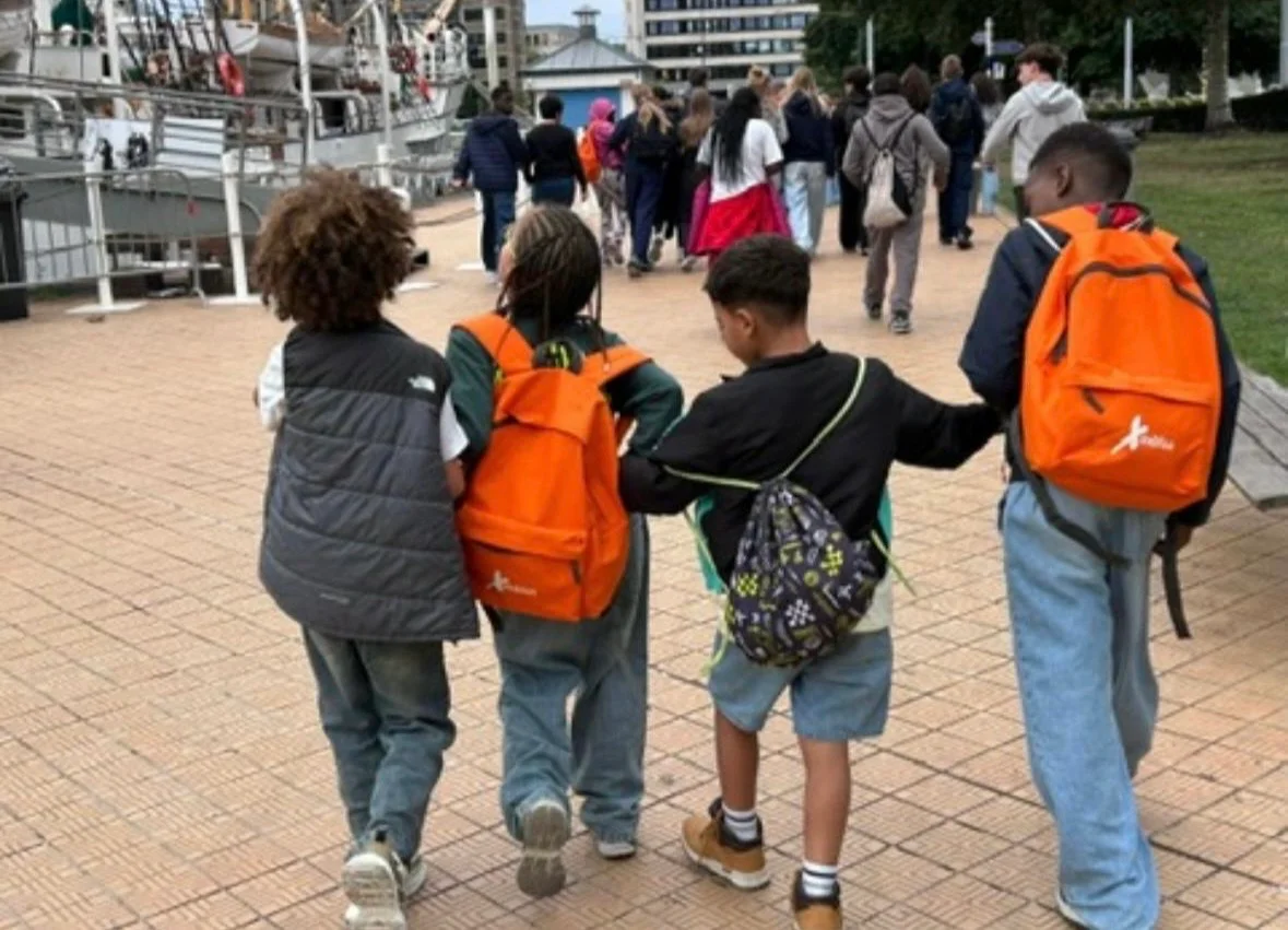 Leerlingen van RC Internaat wandelen samen arm in arm