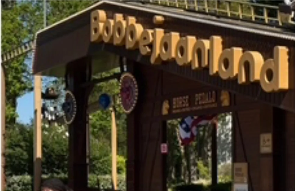 Ingang van Bobbejaanland tijdens een uitstap van RC Internaat