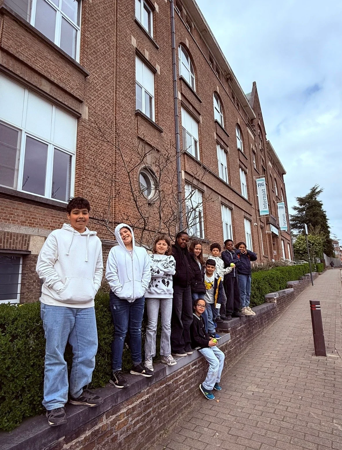 Leerlingen van RC Internaat op een rij voor het internaat in Dilbeek