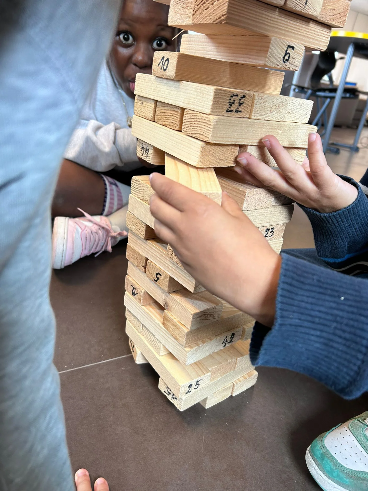 Leerlingen spelen samen een gezelschapsspel op RC Internaat