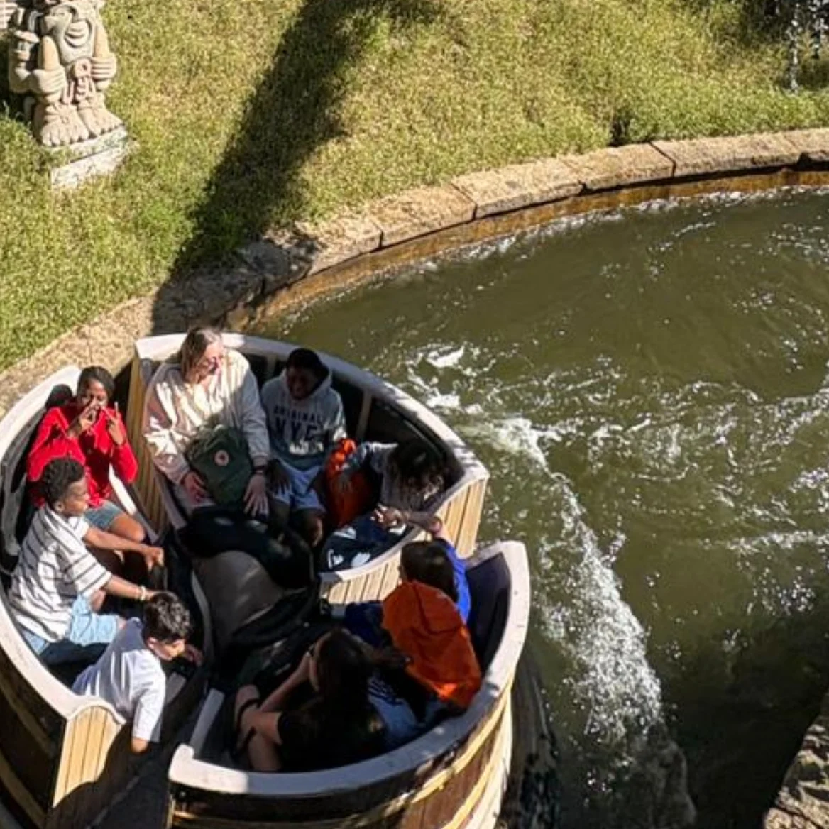 Leerlingen van RC Internaat samen in een bootje op een uitstap
