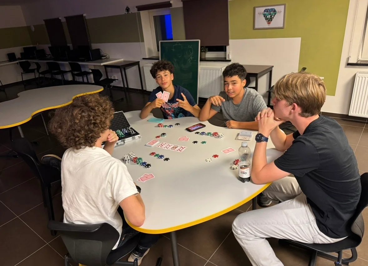 Internen spelen samen een kaartspel