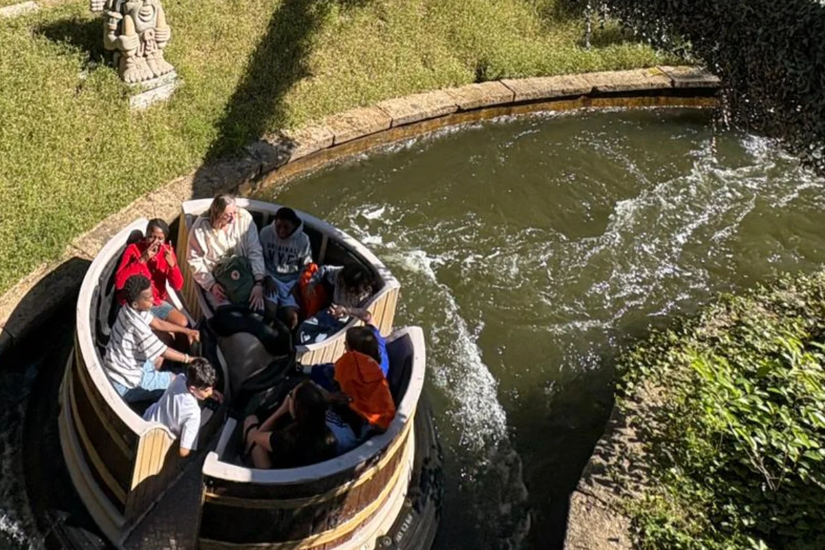 Leerlingen van RC Internaat samen in een bootje op een woensdaguitstap
