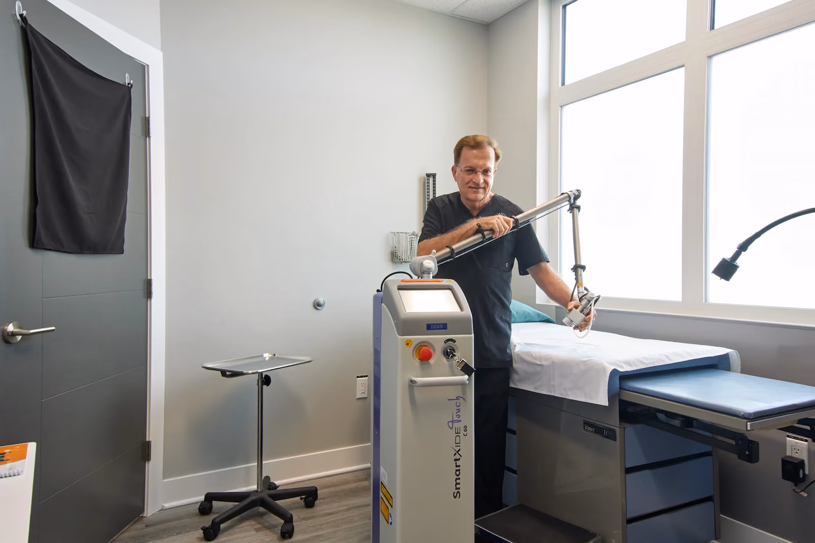 A image of Dr Jeffery in his clinic