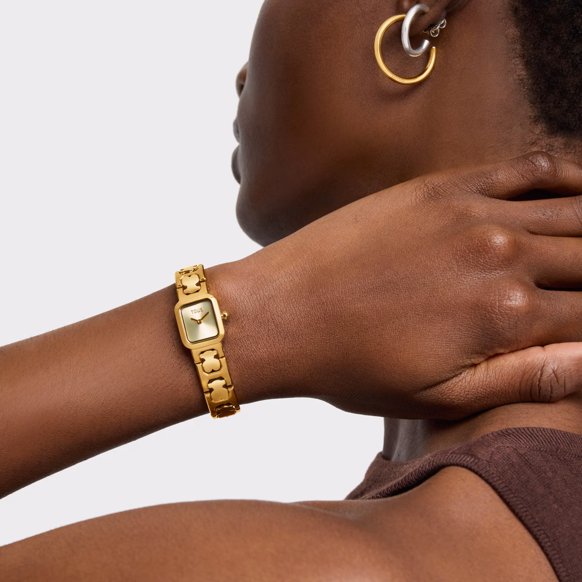 Montres et bijoux carrés en or de la marque Tous