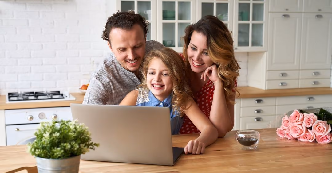 Gezin in de keuken met een laptop
