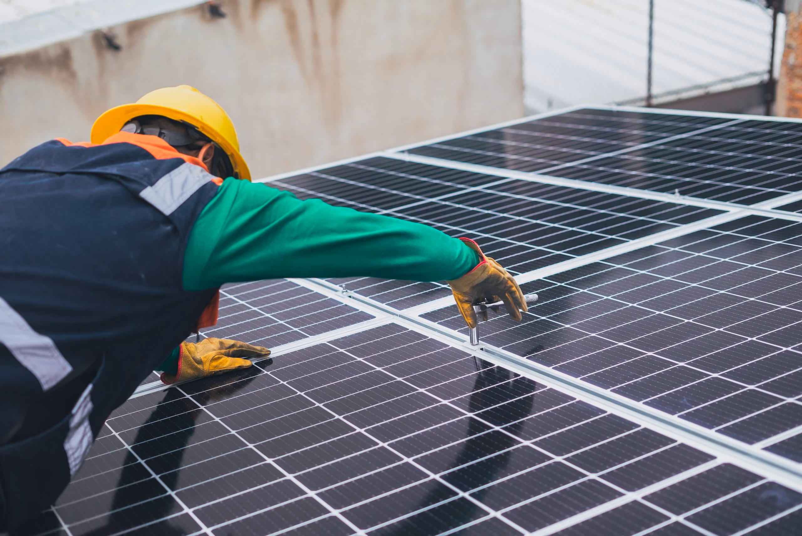 Man plaatst zonnepanelen