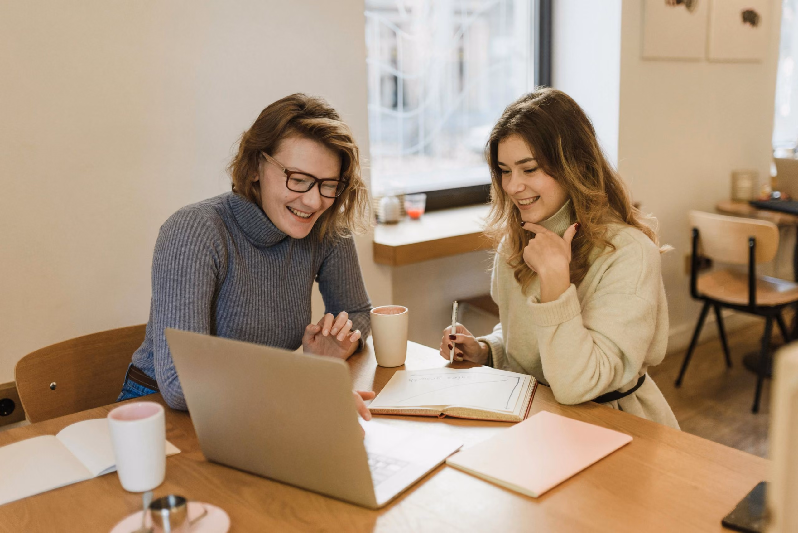 2 vrouwen achter een laptop nemen administratie door