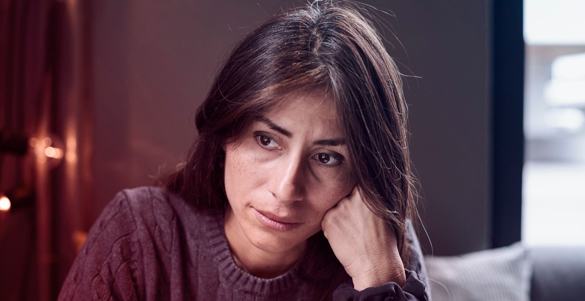 Vrouw met verdrietig gezicht