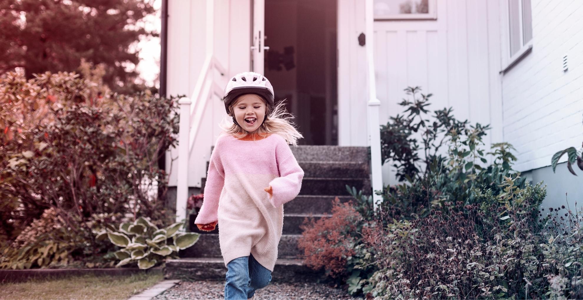 Kind met fietshelm op hoofd
