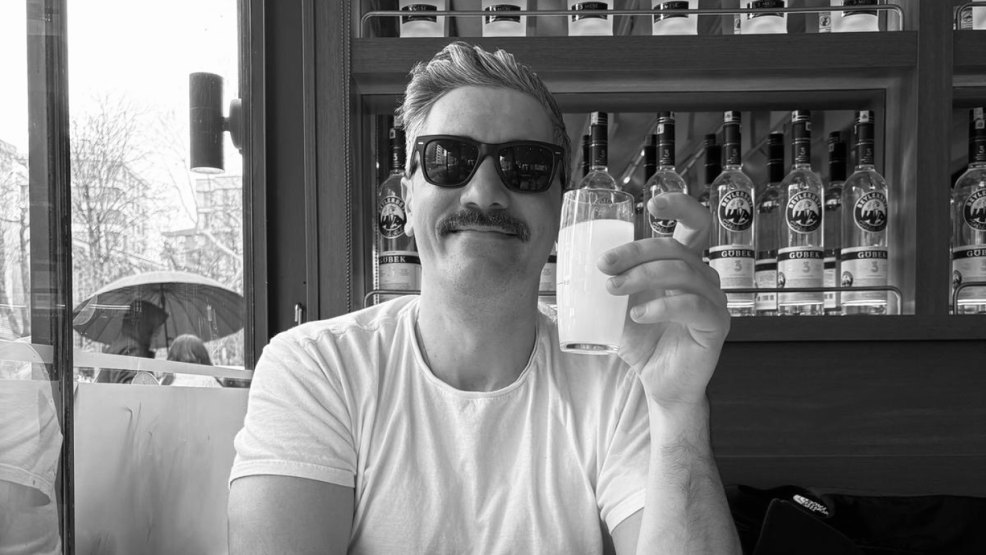 Bil drinking raki in istanbul