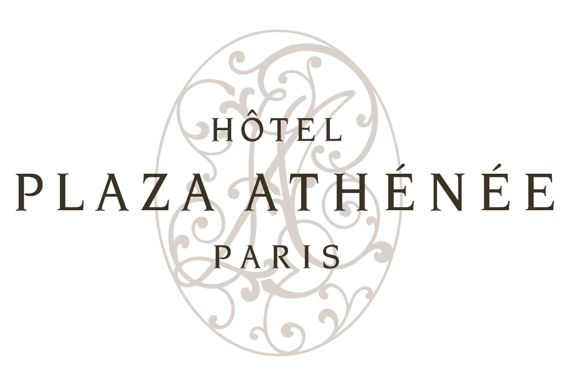 Logo de l'hôtel Plaza Athénée à Paris avec un motif décoratif en arrière-plan.