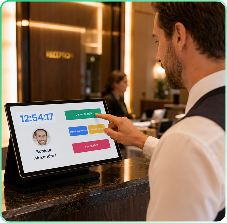 Salarié qui badge son heure d'arrivée dans l'hôtel directement sur la badgeuse virtuelle