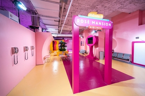 rose mansion-pop-up-design-airline-lobby-2
