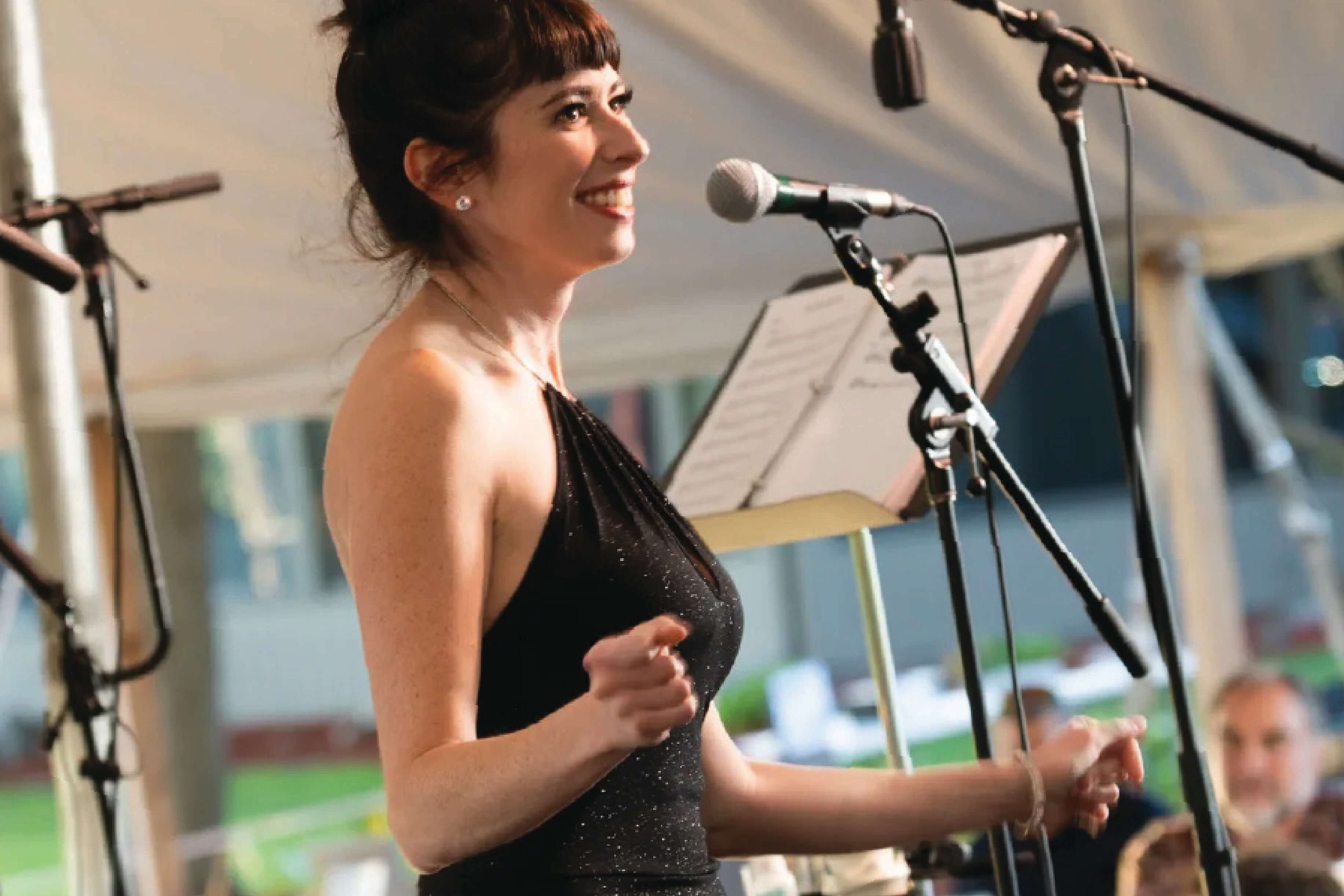 Featured Performance with Leslie Vincent