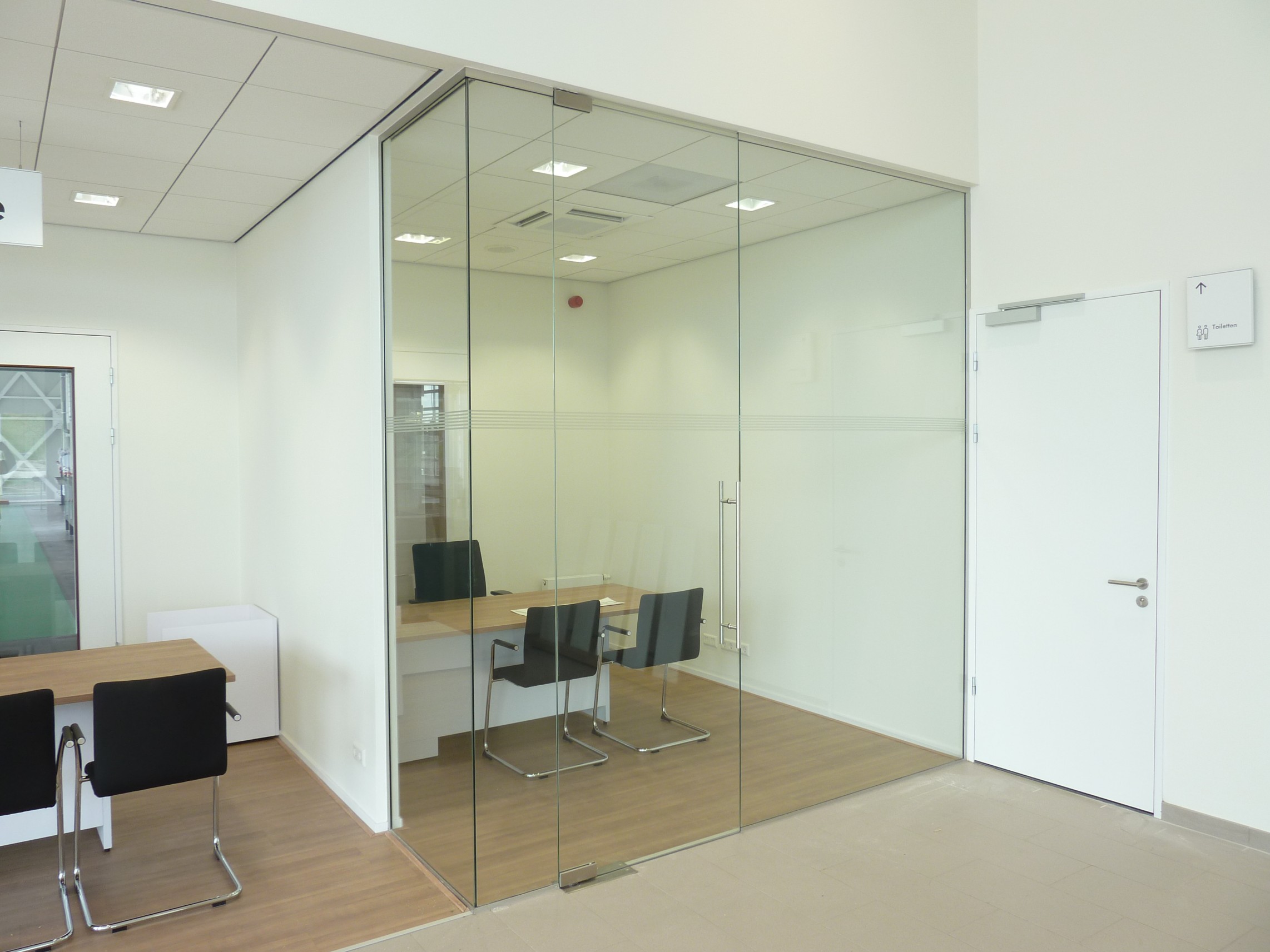 Moderne scheidingswanden van glas 