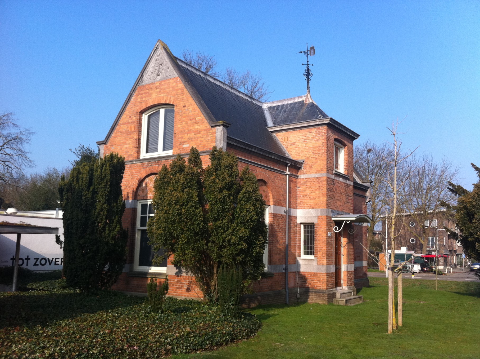 Thin double glazing for monument