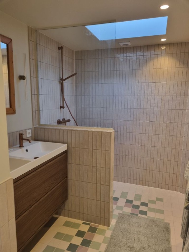 Half shower wall 