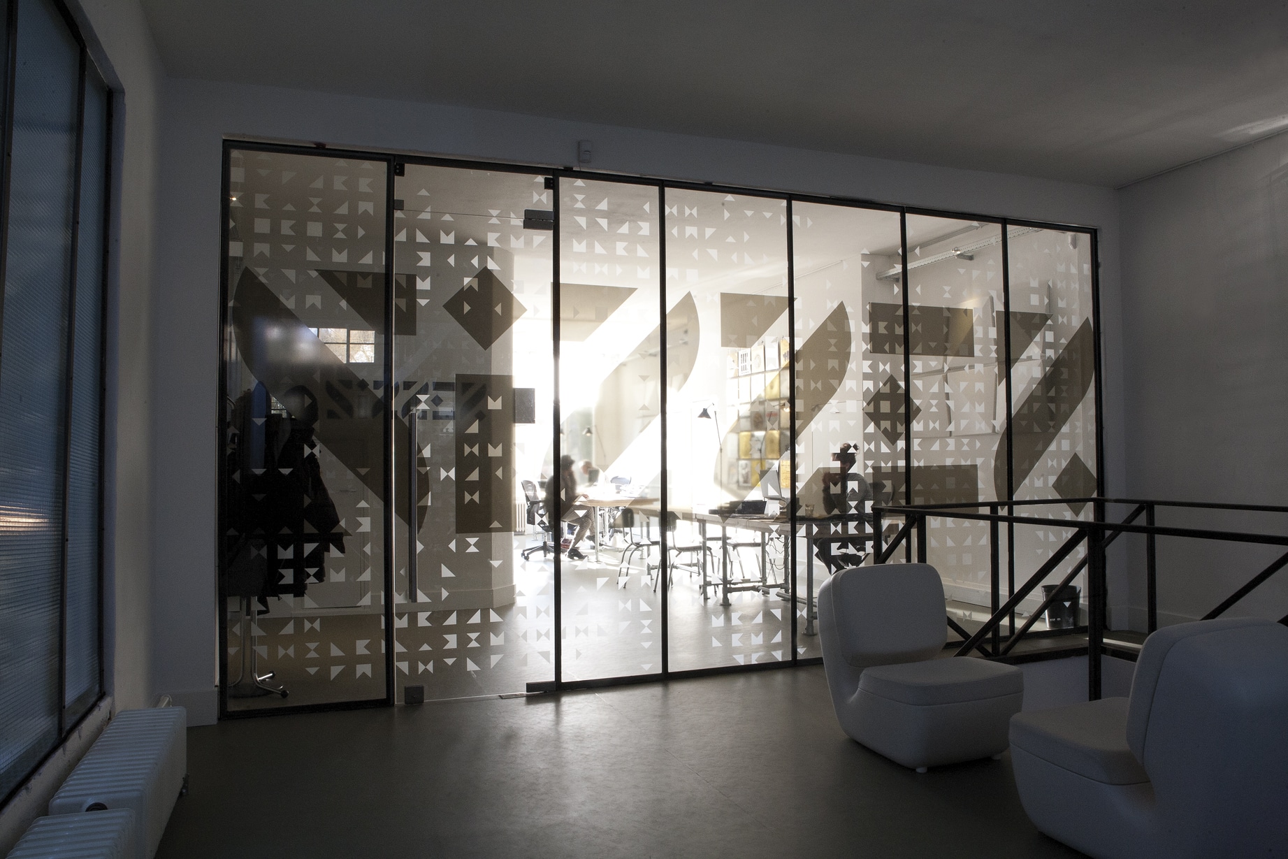 Glazen deur op maat in glazen wand