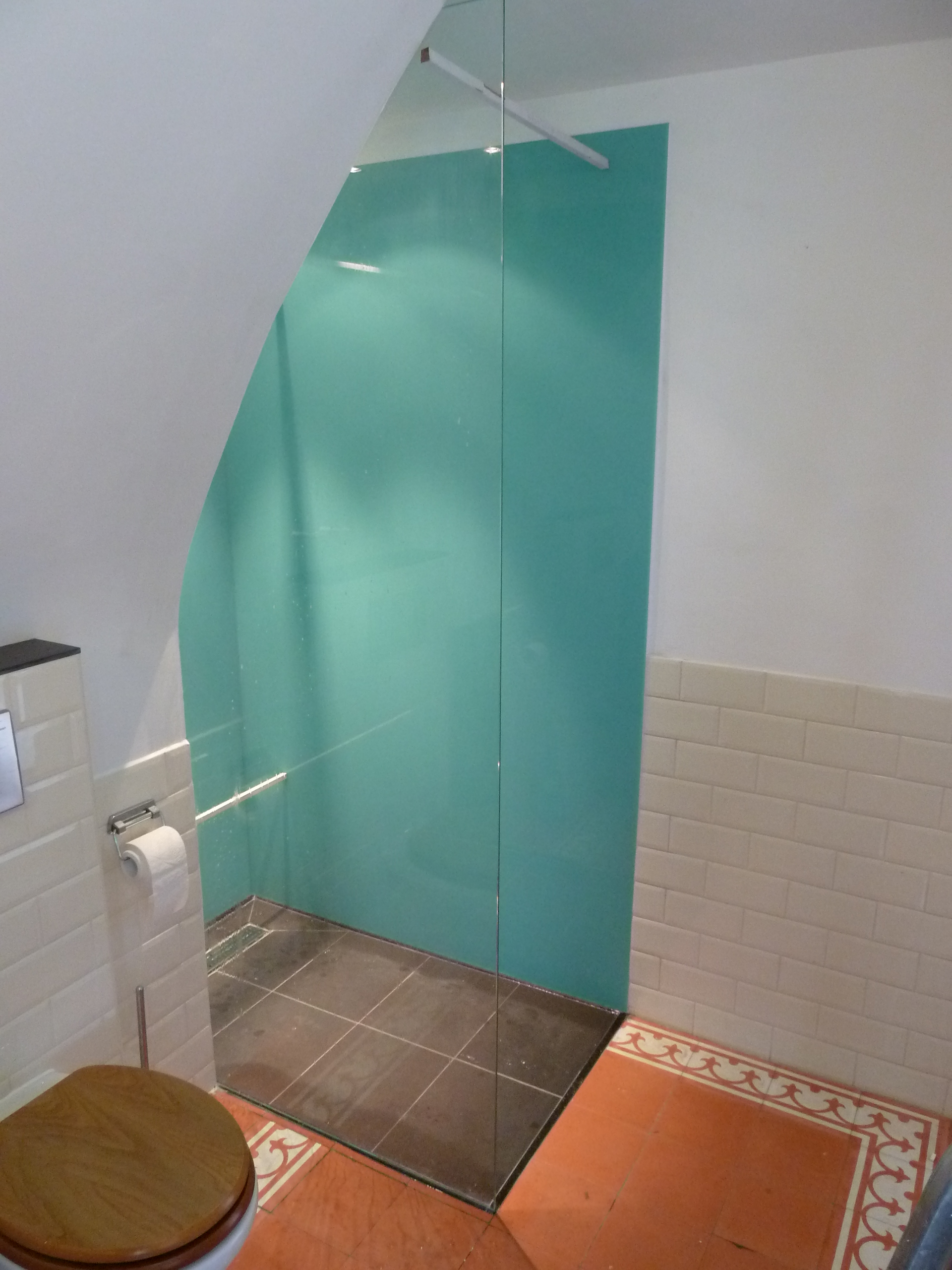 Douchewand op maat met gekleurd glas