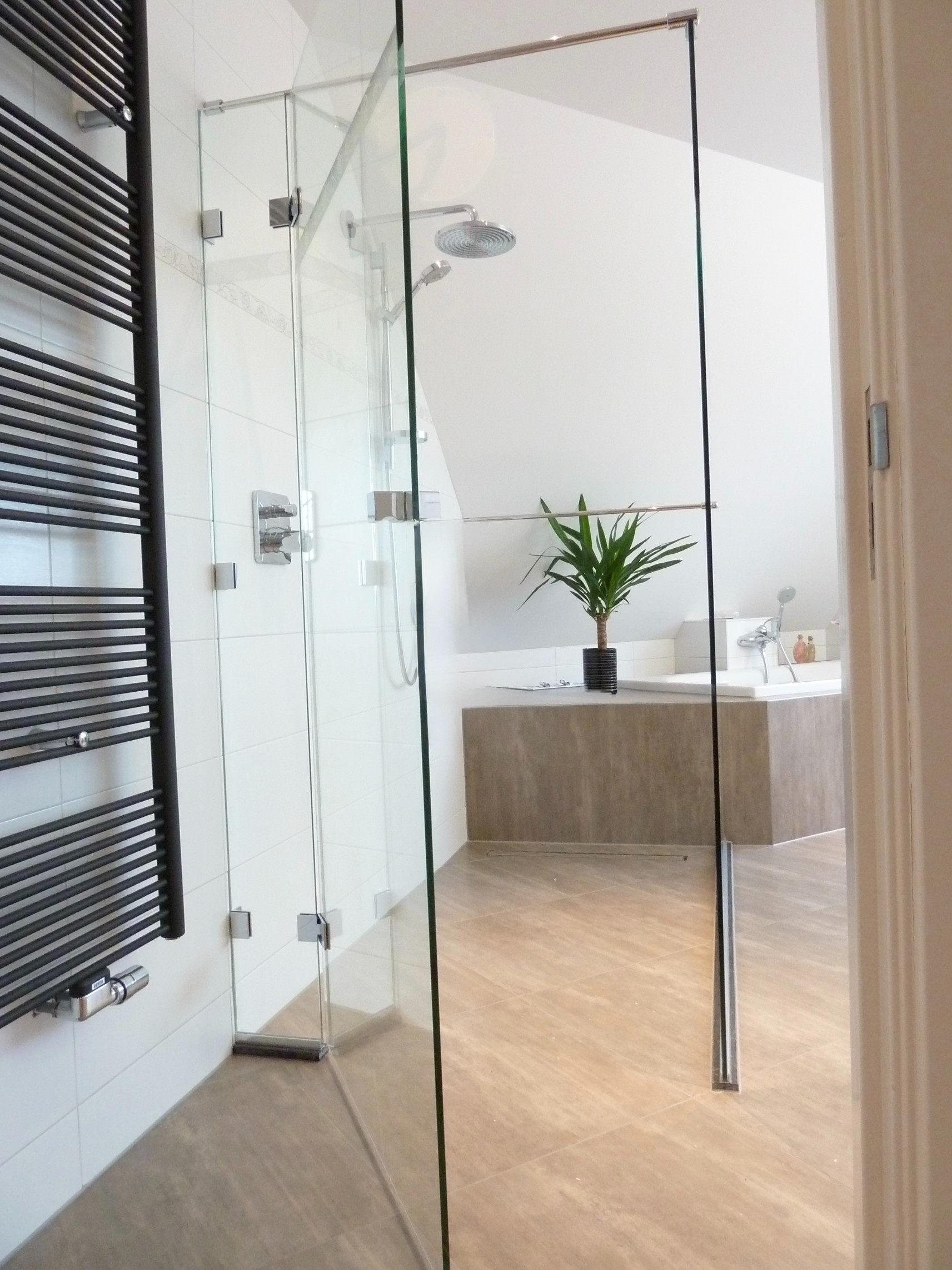 Glazen wand met glazen deur