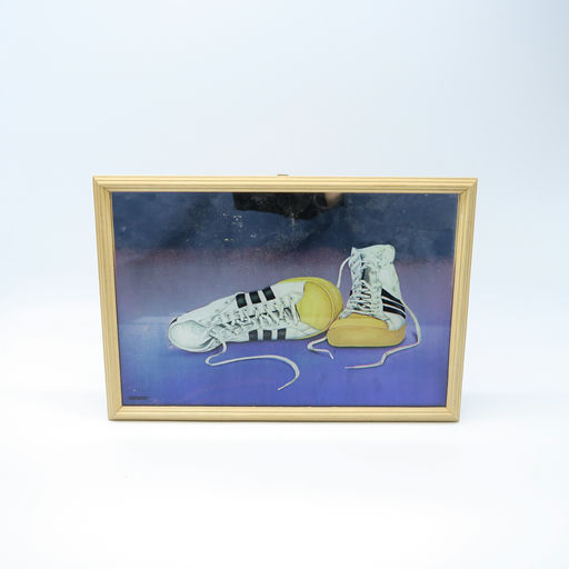 cadre en bois et chaussures effet miroir 