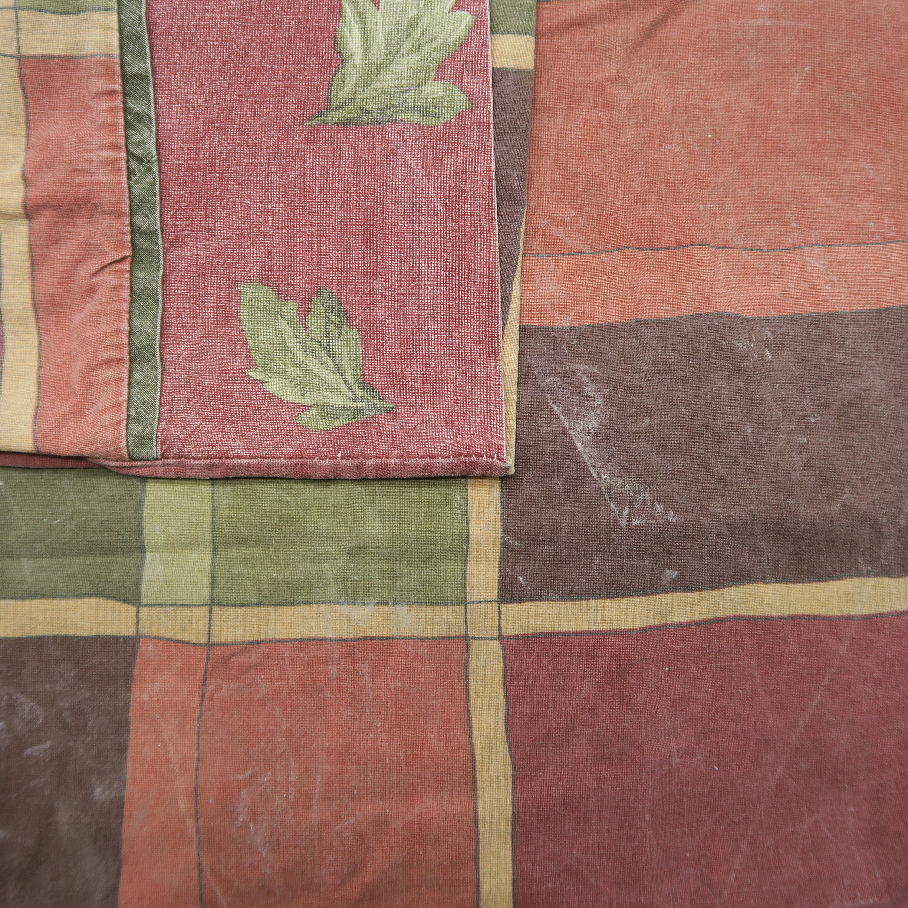 taie d'oreiller à carreaux et feuilles 