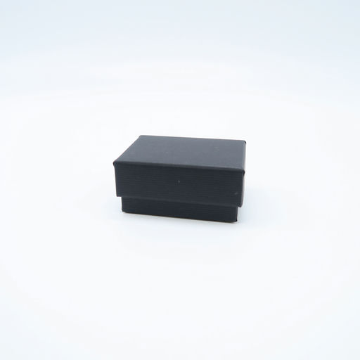 petite boîte noire en carton 